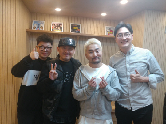 1.  (앞에서 봤을때 좌로부터) 최욱_ 현진영_ 유병재_ 정영진