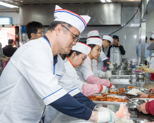 사진자료2_한국 토요타 자동차 안나의 집에 기부금 전달식 진행