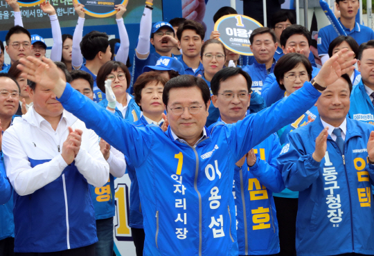 손흔드는  이용섭 광주시장후보