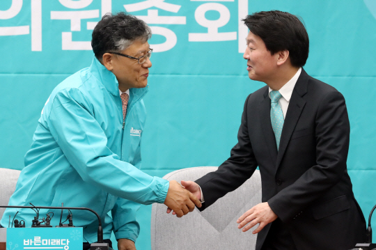 전덕영 교수와 악수하는 안철수 후보