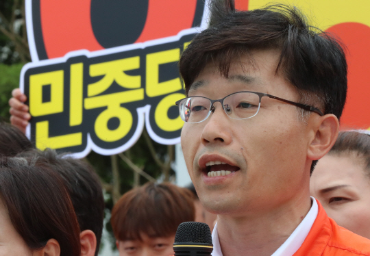 발언하는 민중당 윤민호 광주시장후보