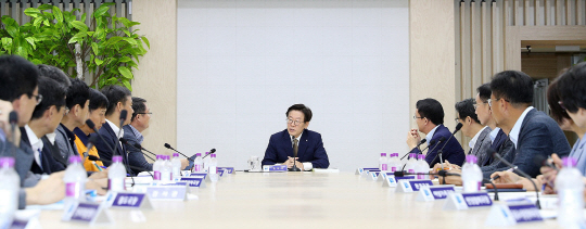 16일 오전 이재명 경기도지사가 실국장회의를 주재하고 있다
