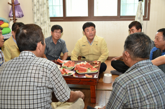 윤경희 청송군수, 폭염·가뭄 현장 방문