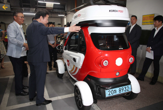우체국 전기차 살펴보는 이낙연 총리