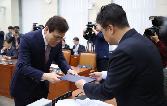증인선서문 제출하는 최종구 금융위원장