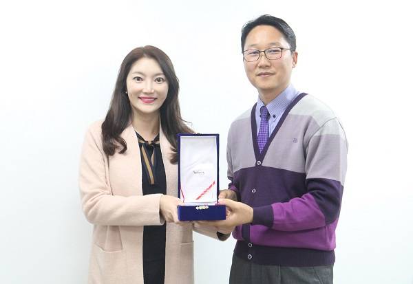 화장품 브랜드 XYZ, 사회복지법인 네트워크 감사패 수상 - 뉴스 썸네일 이미지