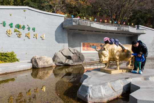 돝섬의 돼지상.