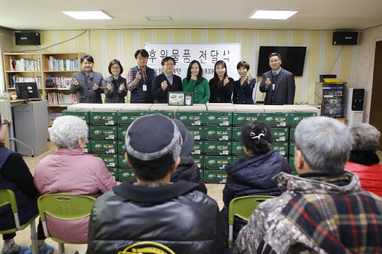 [사진] 매일유업, 설맞이 어르신 위해 셀렉스 기부_190131 (2)