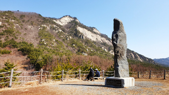 해발 525m에 세워진 백두대간 하늘재 정상석