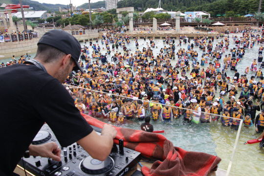 DAYLIGHT POOL PARTY