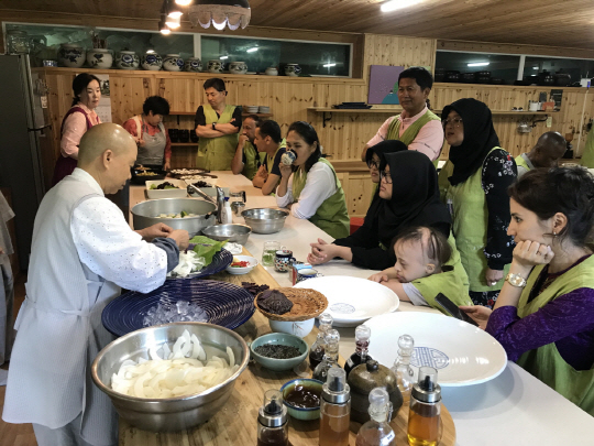 템플스테이에 참여한 국방대 재학 외국인 장교들 (1)