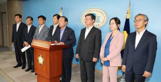 기자회견하는 더불어민주-민주평화 정무위 위원들