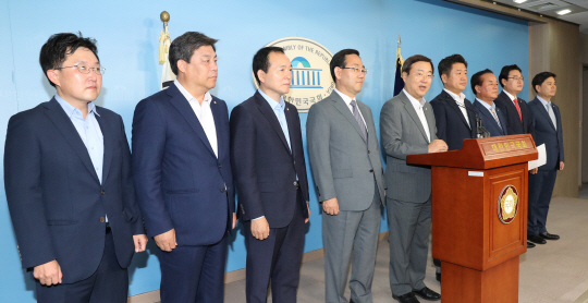 기자회견하는 자유한국-바른미래 정무위 위원들