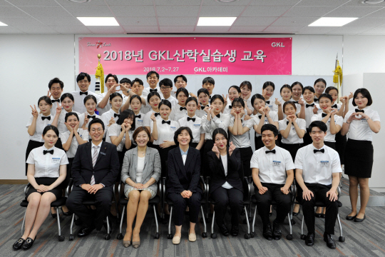 2018년 산학실습생들이 수료식을 마치고 기념촬영을 하고 있다.