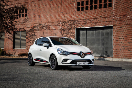 Renault_CLIO_ICONIC_03