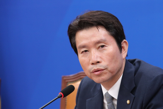 기자간담회 하는 이인영 원내대표