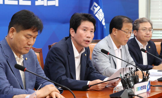 한·일경제전 예산·입법지원단 회의에서 발언하..