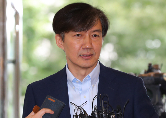취재진 질문에 답하는 조국 후보자