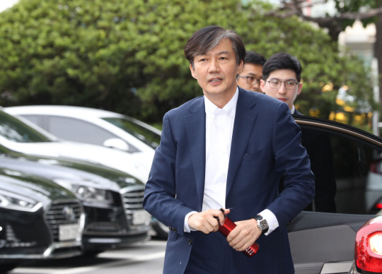 출근하는 조국 법무부 장관 후보자