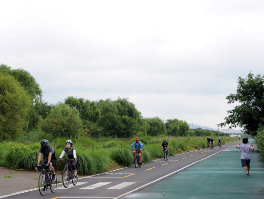 사본 -도로과-(자료사진)탄천서 자전거 타는 시민들