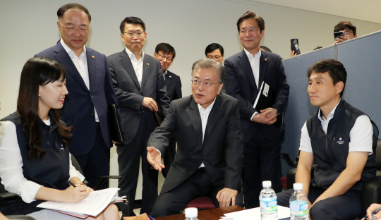 소재부품 지원센터 근무자 격려하는 문 대통령