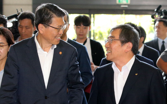 대화 나누는 은성수 위원장과 윤석현 금감원장