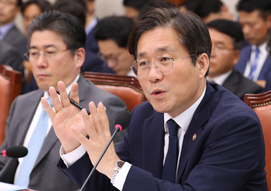 ESS 배터리 관련해 답변하는 성윤모 장관