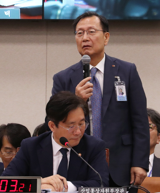 질의에 답변하는 김종갑 한국전력공사 사장