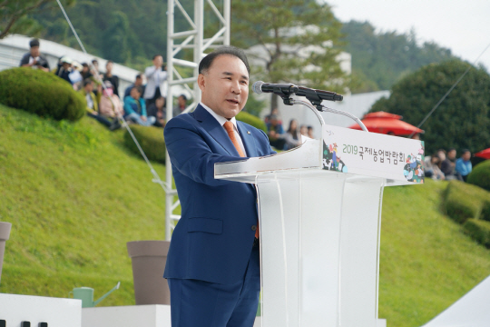 윤홍근 제너시스 BBQ 회장이 국제농업박람회에서 기념사를 하고