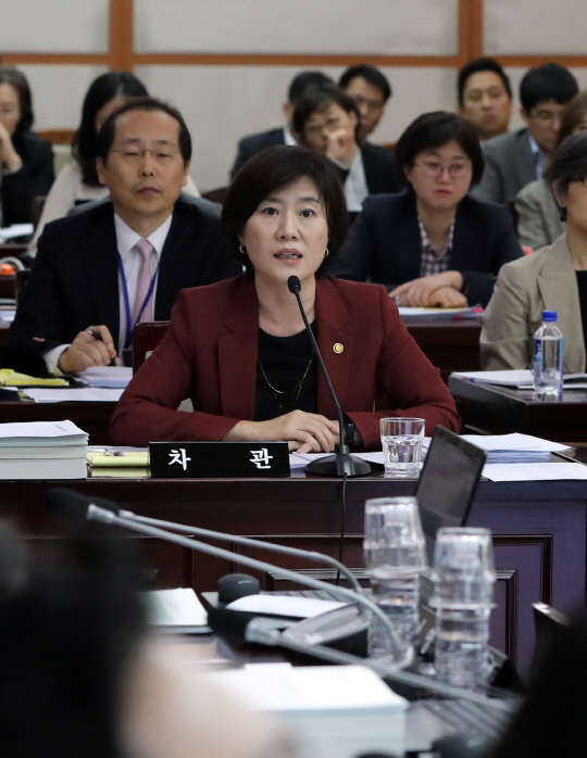 답변하는 김희경 차관