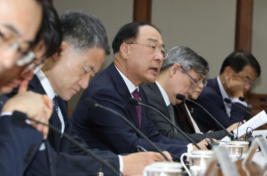 발언하는 홍남기 부총리