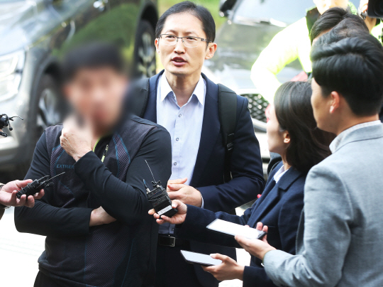 질문에 답하는 화성 8차 사건 복역 윤모씨