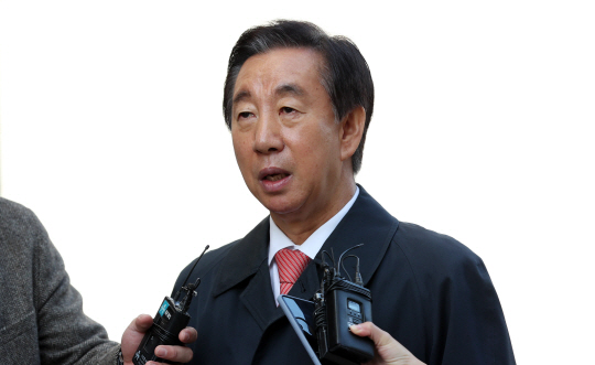 '딸 부정 채용' 질문 답하는 김성태 의원