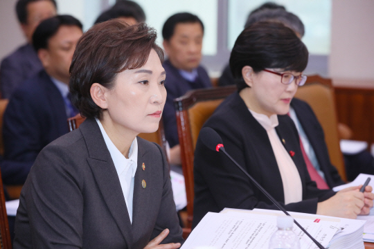 굳은 표정의 김현미 장관