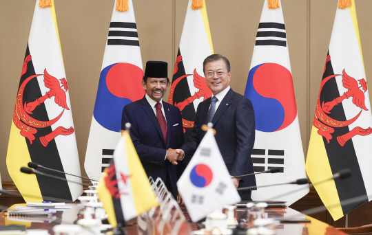 [한-아세안] 악수하는 한-브루나이 정상