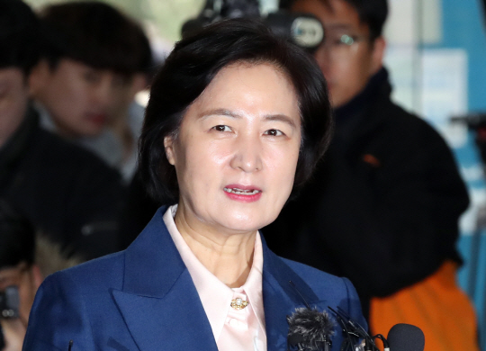 질문에 답하는 추미애 법무부 장관 후보자