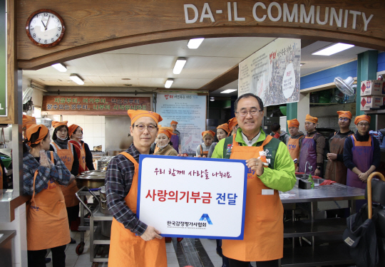밥퍼나눔운동본부 기부금 전달 기념사진