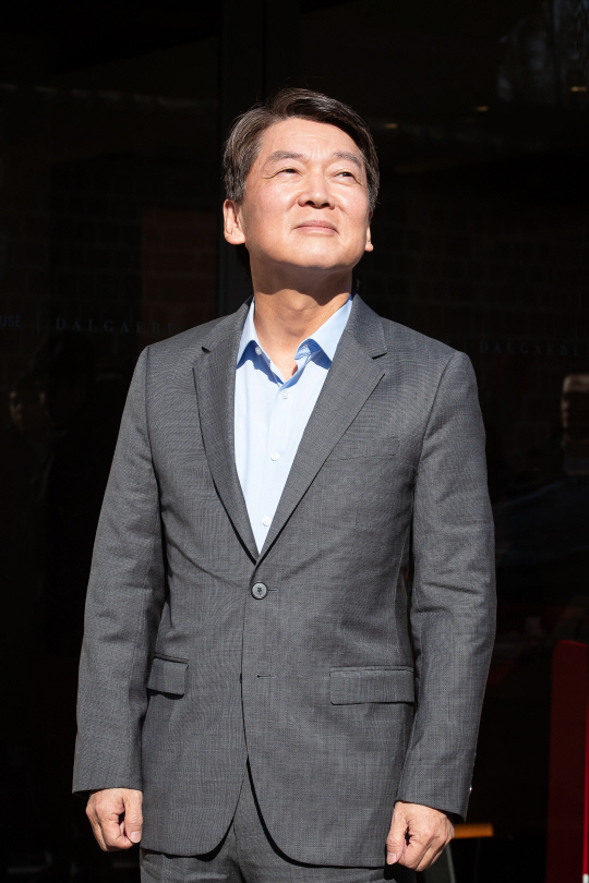 취재진 질문듣는 안철수