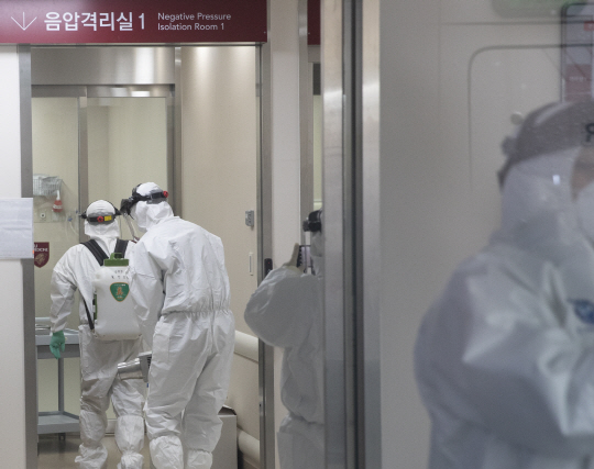 고대병원 방역작업 실시하는 보건소 관계자들