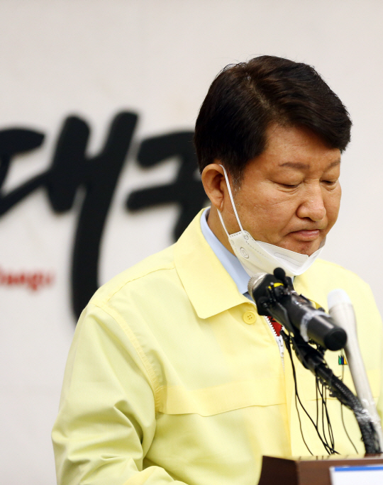 대구 확진자 23명 추가…굳은 표정의 권영진 시장