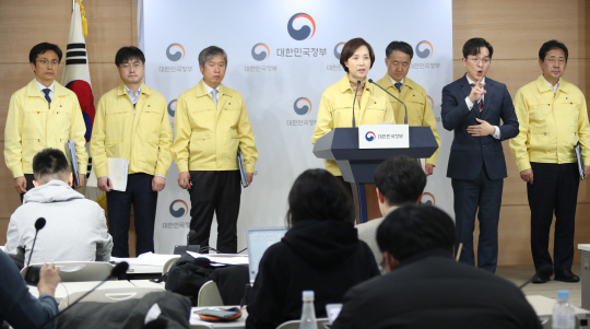 범정부대책회의 마치고 발표하는 유은혜 부총리
