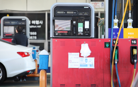 전국 주유소 휘발윳값 7주째 하락