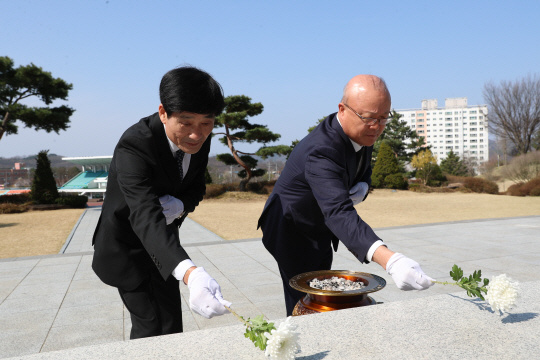 미래통합당 김희국 후보 충혼탑 참배