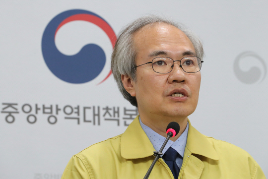 브리핑하는 권준욱 부본부장