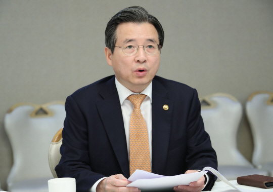 혁신성장 전략점검회의에서 발언하는 김용범 1차관
