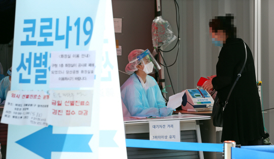 코로나19 진료 접수 돕는 의료진