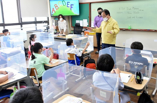 [포토] 김석준 부산교육감, 5일 등교수업 학교 점검