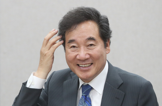 밝게 웃는 이낙연 위원장