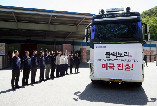 [이미지1] 하이트진로음료_‘블랙보리’ 미국 수출 출고식 현장