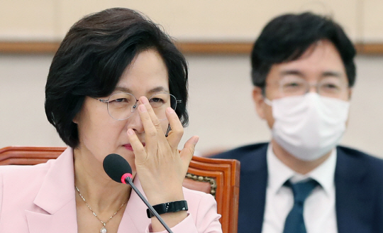질문 받는  추미애 법무부 장관